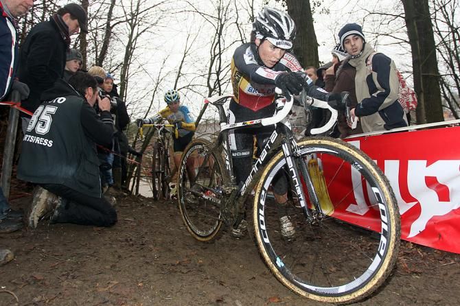 Sanne Cant chases Compton with Harris in tow