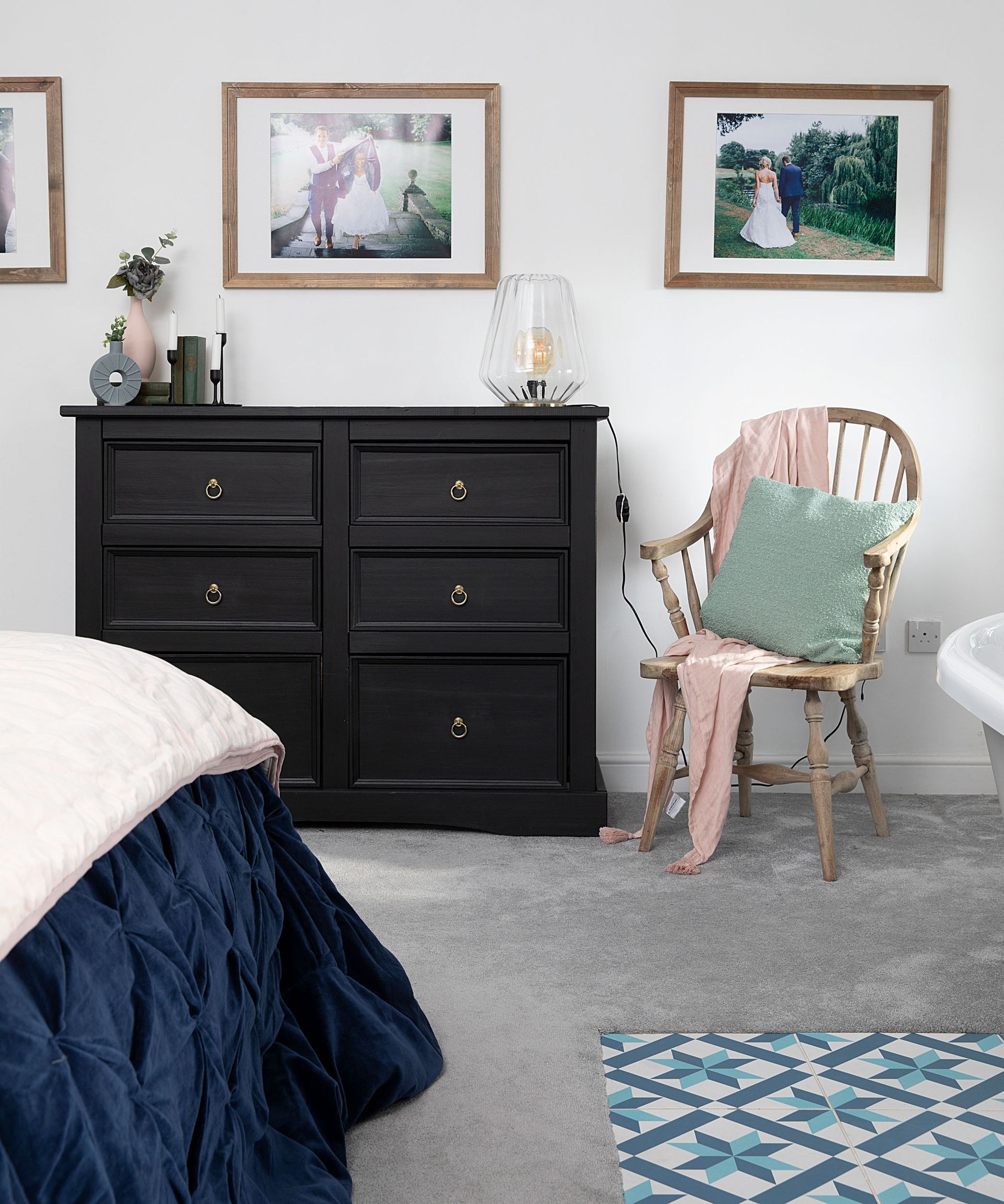 Emma dan Martin Coulthurst mengubah kamar tidur dan kamar mandi menjadi kamar utama dengan bak mandi yang menarik