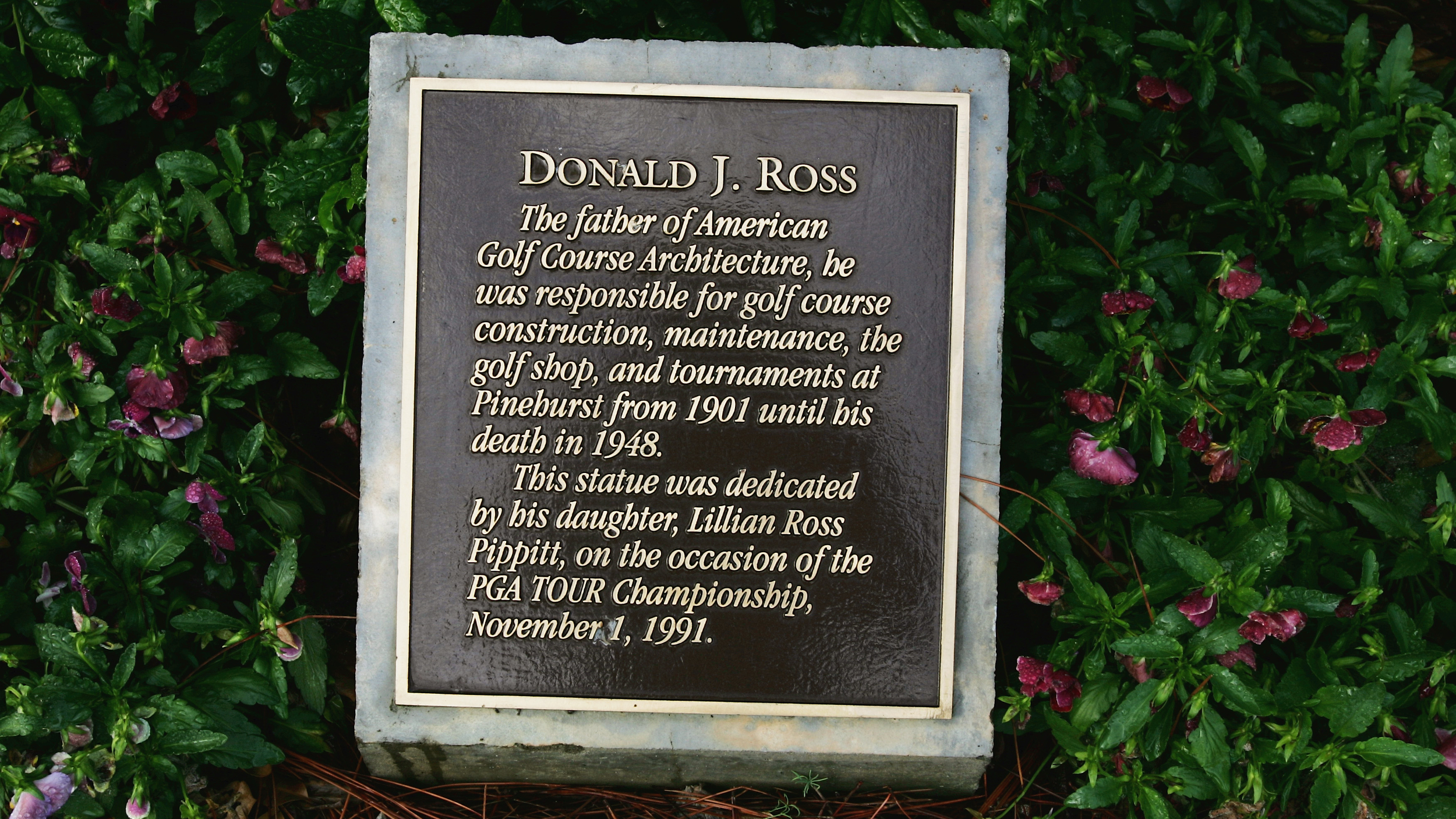 A plaque dedicated to designer Donald Ross at Pinehurst No.2