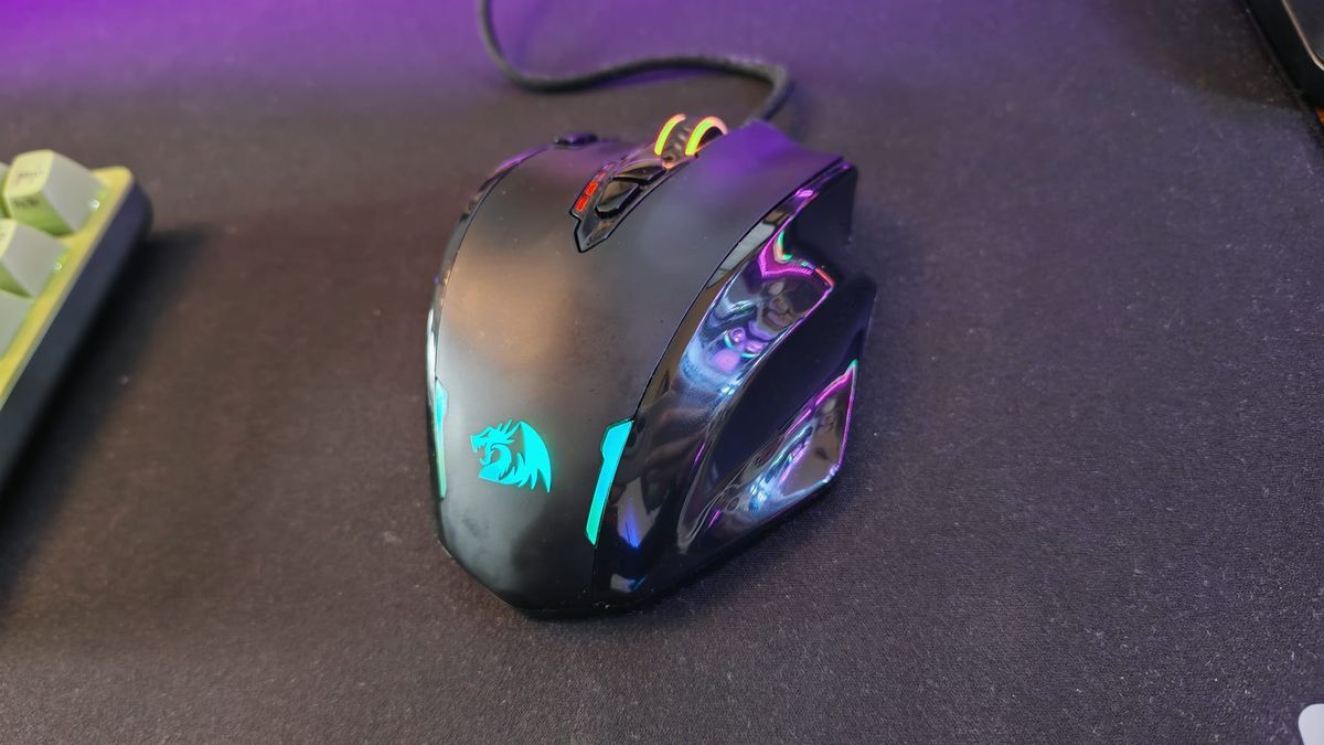 The Reddragon M908 MMO mouse's pinky groove