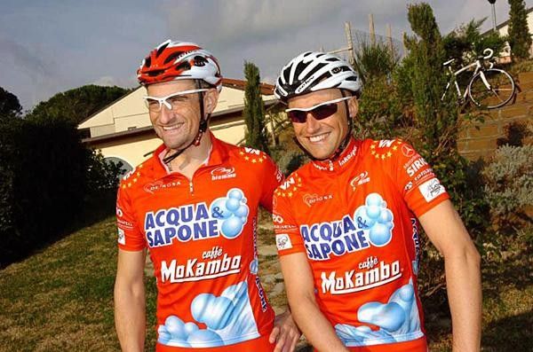 Stefano Garzelli and Frank Vandenbroucke trying new helmets