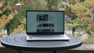 Acer Swift 3 (2021) sobre una mesa de exterior