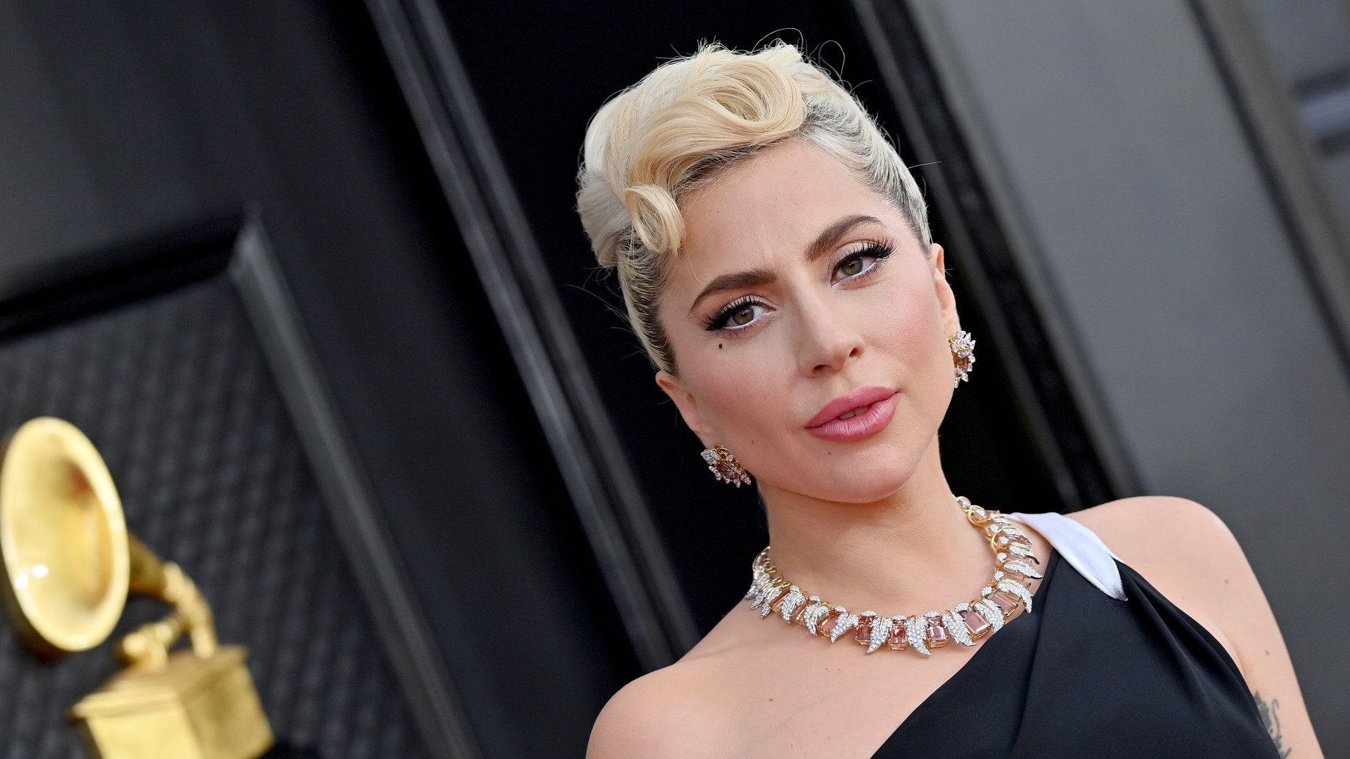 Lady Gaga’s “Lip Sculpt Hack” Is About to Revolutionize Your Makeup ...