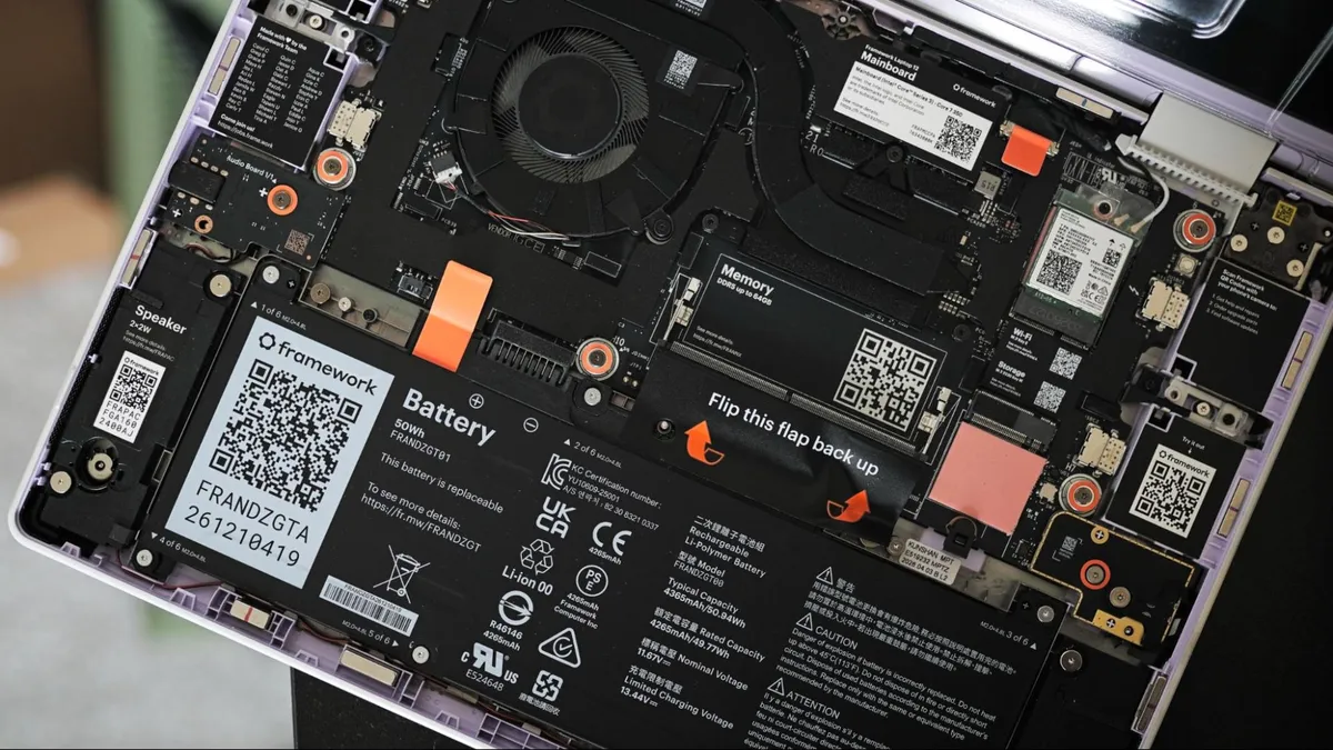 Внутренняя компоновка и разъемы Framework Laptop 12 со снятой клавиатурой