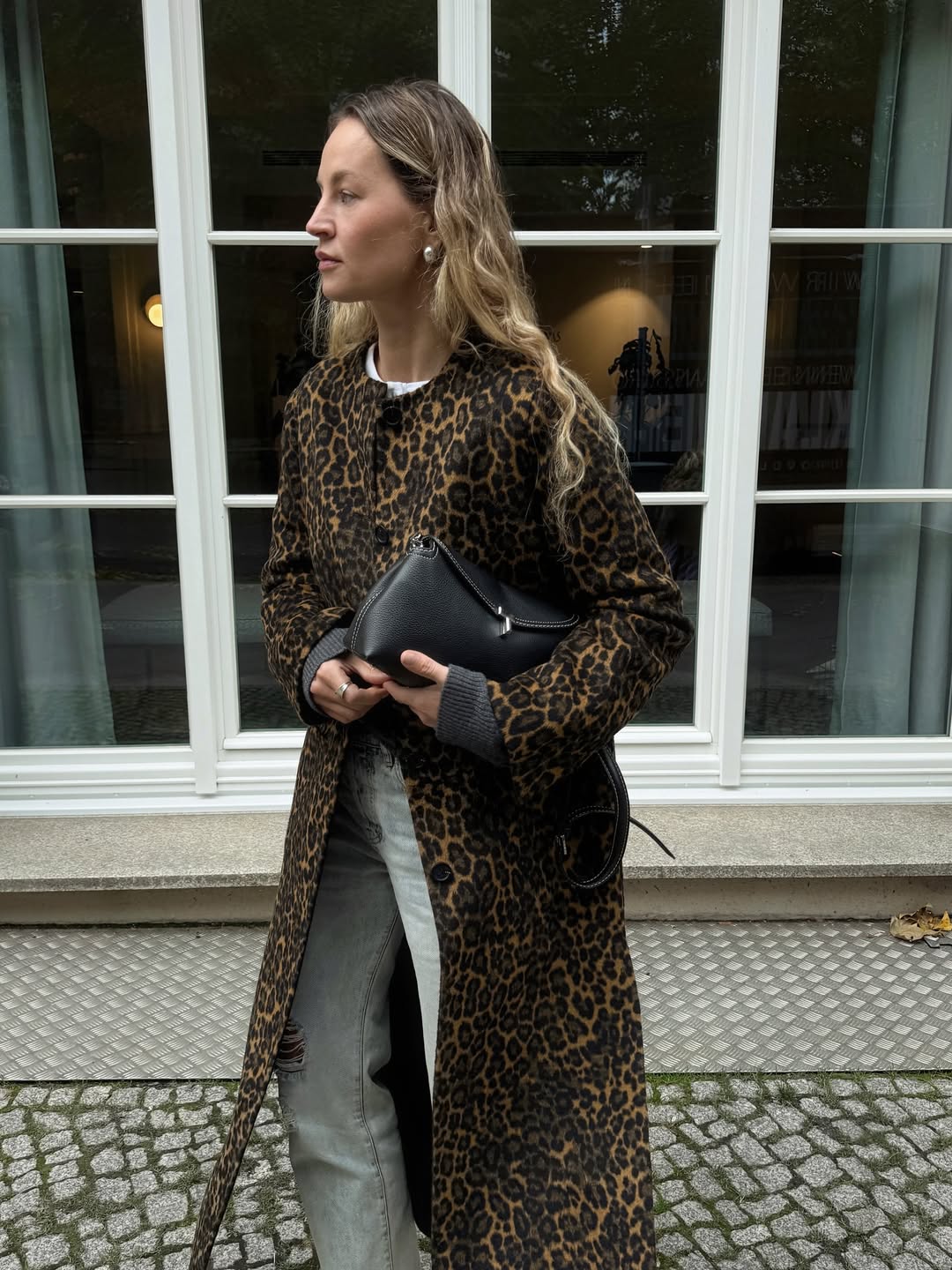 Anouk with a black Toteme bag