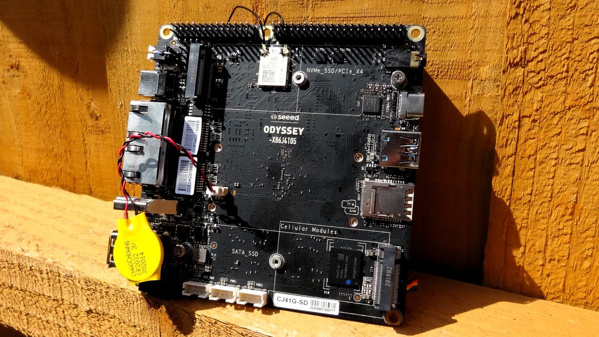 Seeed Odyssey X86J4105 Review: PC and Maker Board in One
