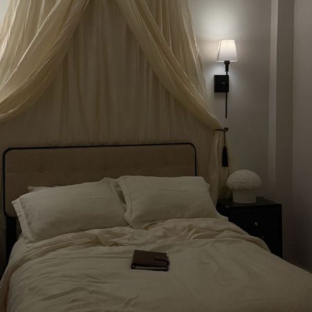 Image of WWW associate beauty editor Alyssa Brascia's NYC home decor.