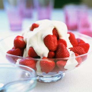 strawberries with cream and bowl