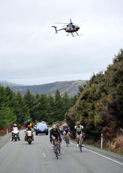 The leaders start the climb over Blackmount Hill