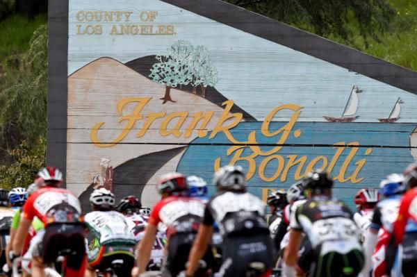 The bunch enters Bonelli Park.