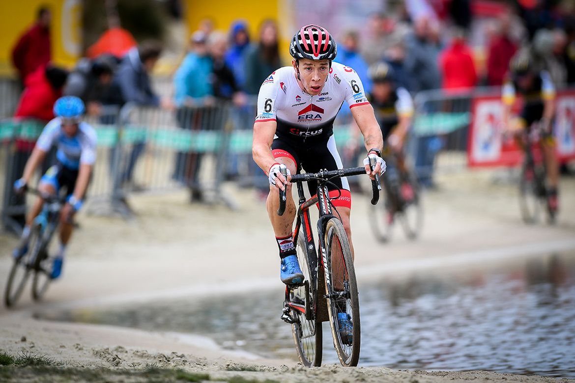 Laurens Sweeck leaves the chase group behind in pursuit of the leaders
