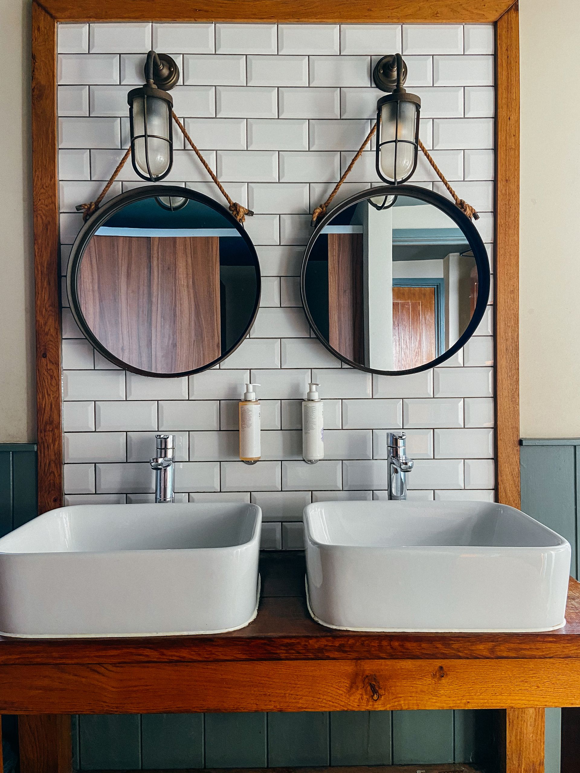 4 Tricks to Choose Bathroom Tiles That Always Feel Timeless | Livingetc