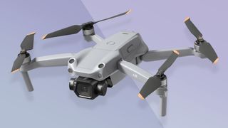 Mockup-bilde av dronen DJI Air 3 med fiolett bakgrunn.