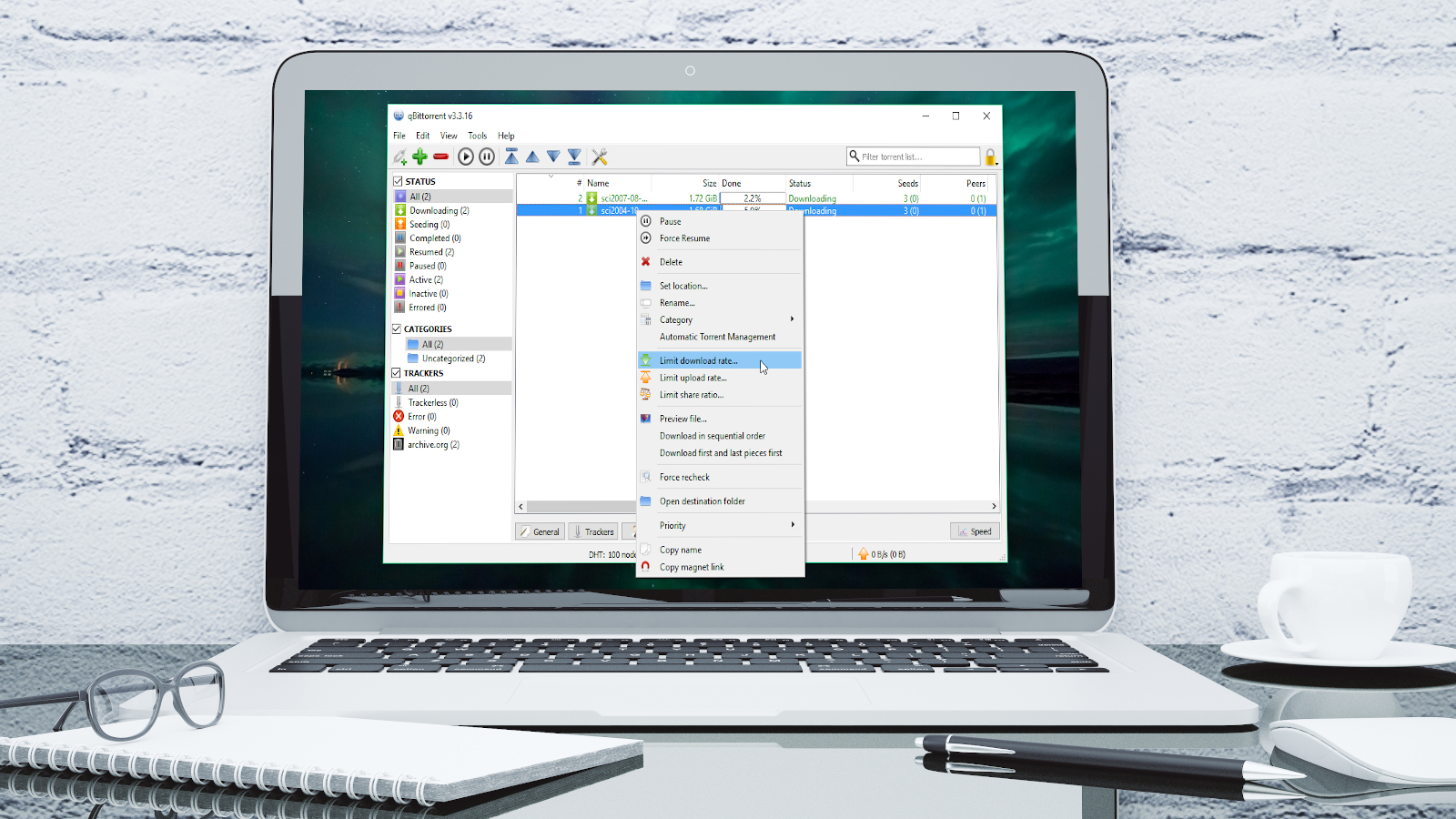 En laptop med torrent-klienten qBittorrent vist på skjermen.