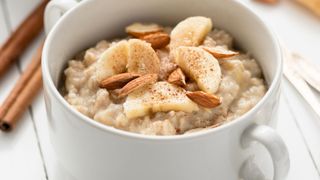 Porridge with banana and nuts