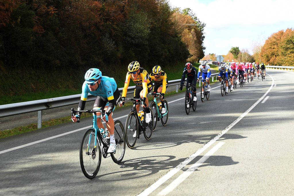 OURENSE SPAIN NOVEMBER 04 Dmitriy Gruzdev of Kazahkstan and Astana Pro Team Robert Gesink of The Netherlands and Team Jumbo Visma Paul Martens of Germany and Team Jumbo Visma Christopher Froome of The United Kingdom and Team INEOS Grenadiers Jannik Steimle of Germany and Team Deceuninck QuickStep Peloton during the 75th Tour of Spain 2020 Stage 14 a 2047km stage from Lugo to Ourense lavuelta LaVuelta20 La Vuelta on November 04 2020 in Ourense Spain Photo by David RamosGetty Images