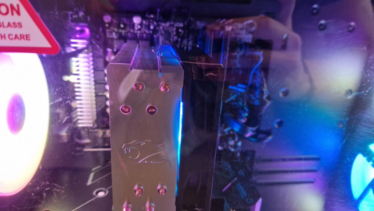 iBUYPOWER Slate 8MP 003's CPU fan, with a bent cooling panel