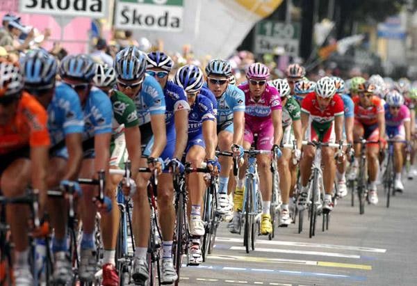 The cilamino jersey of Petacchi is nestled into the leadout train