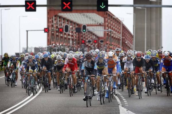 The World Ports Classics peloton en route to Antwerp.