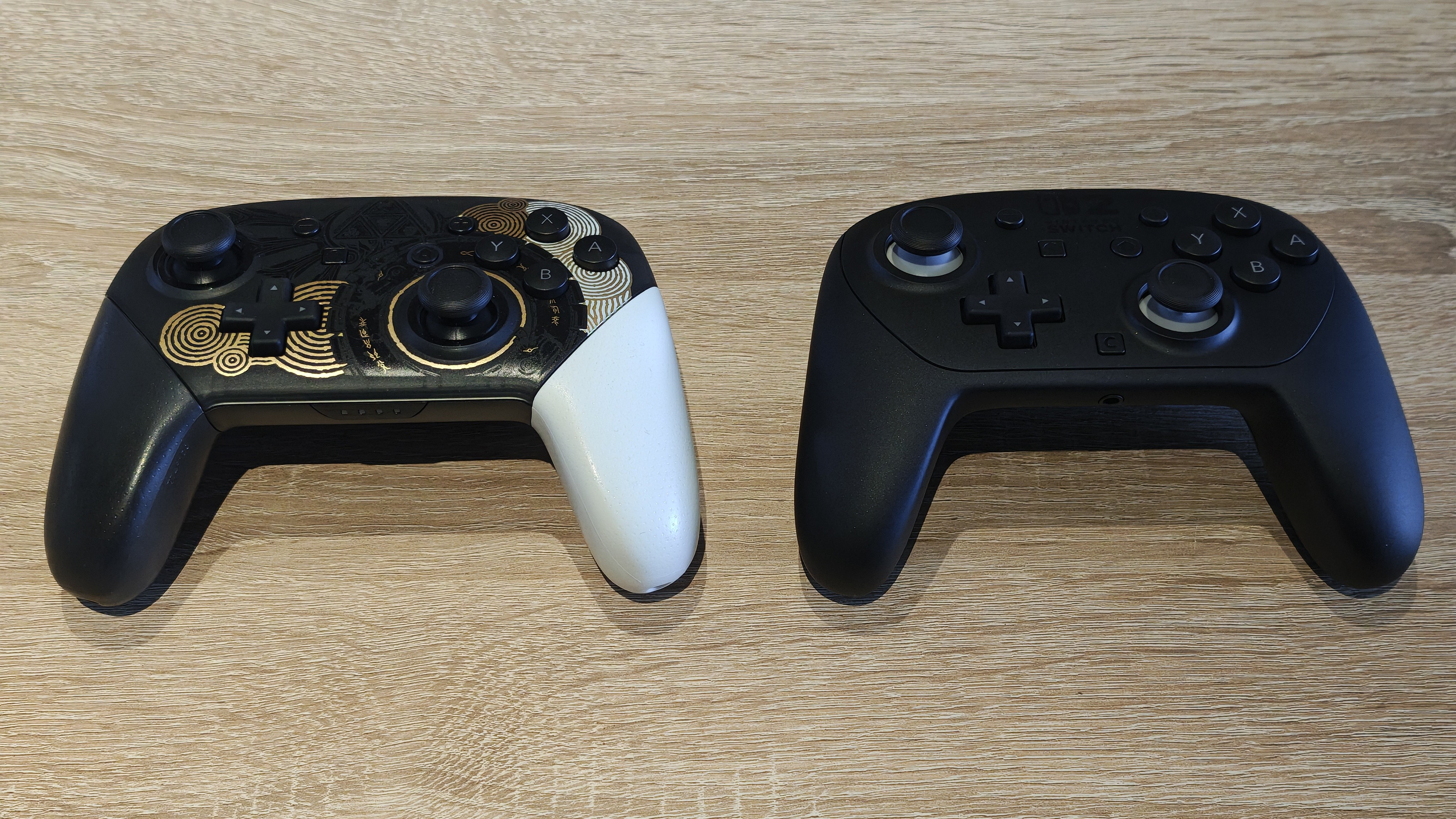 Nintendo Switch 2 Pro Controller naast originele Switch Pro controller