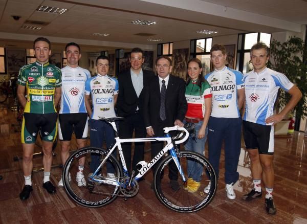 Ernesto Colnago pictured with some of those who will be riding his bikes in 2011.