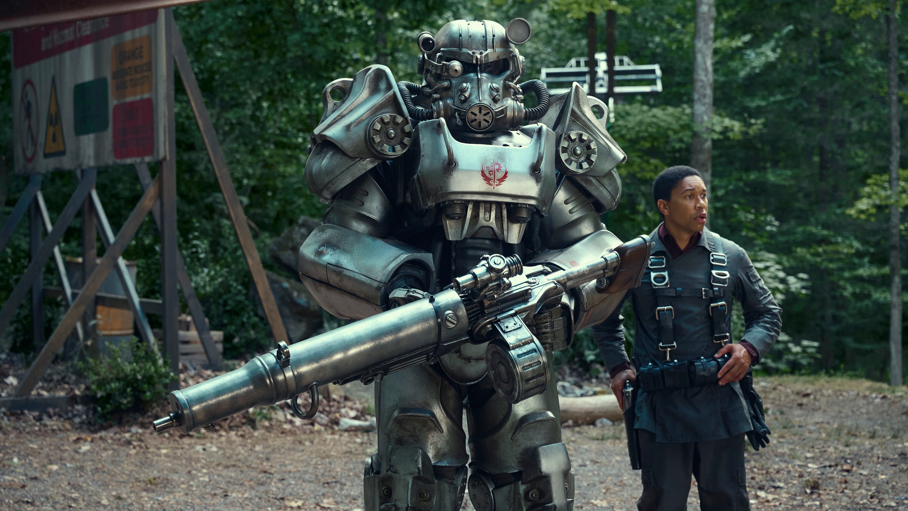 A Brotherhood of Steel warrior in Power Armor with Maximus (Aaron Moten) stood next to it in the Fallout TV show