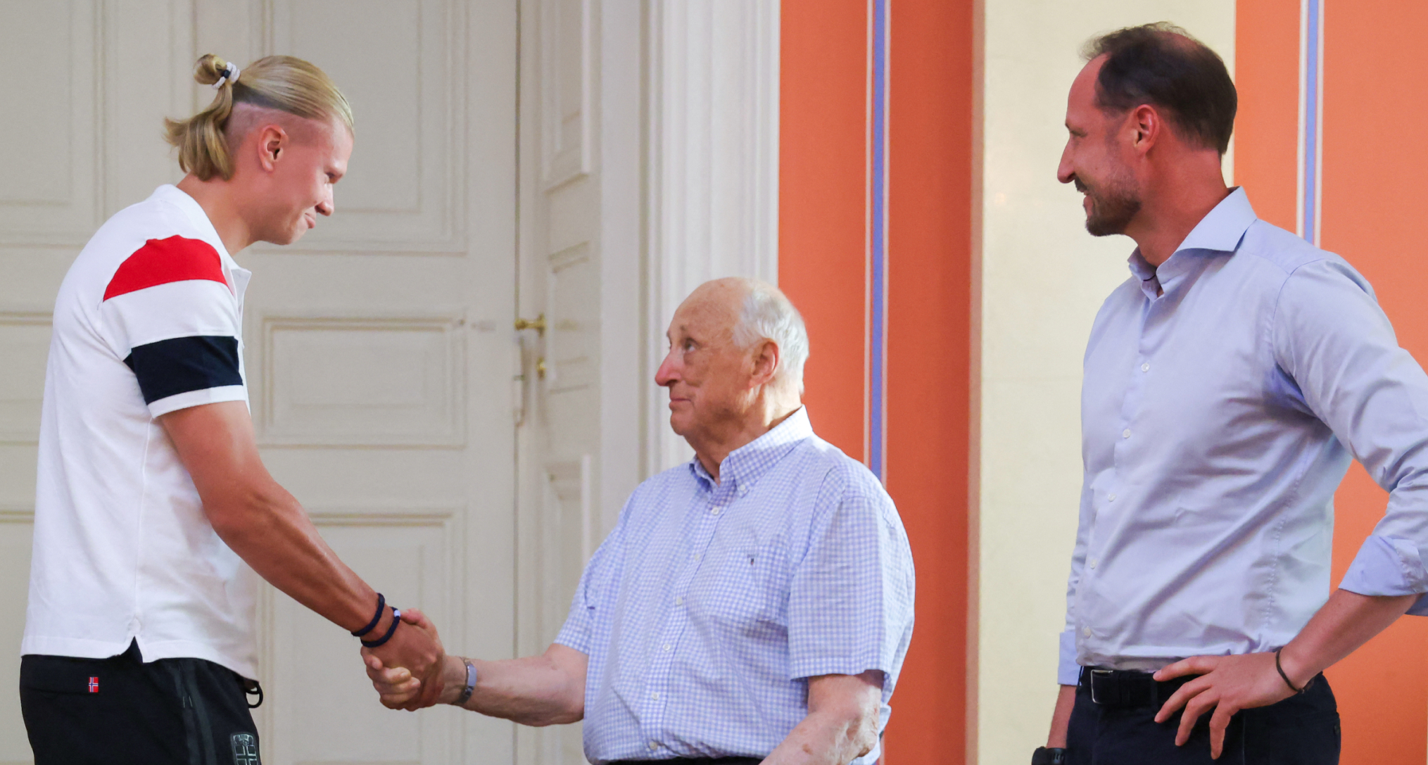 Erling Haaland shaking hands with King Harald