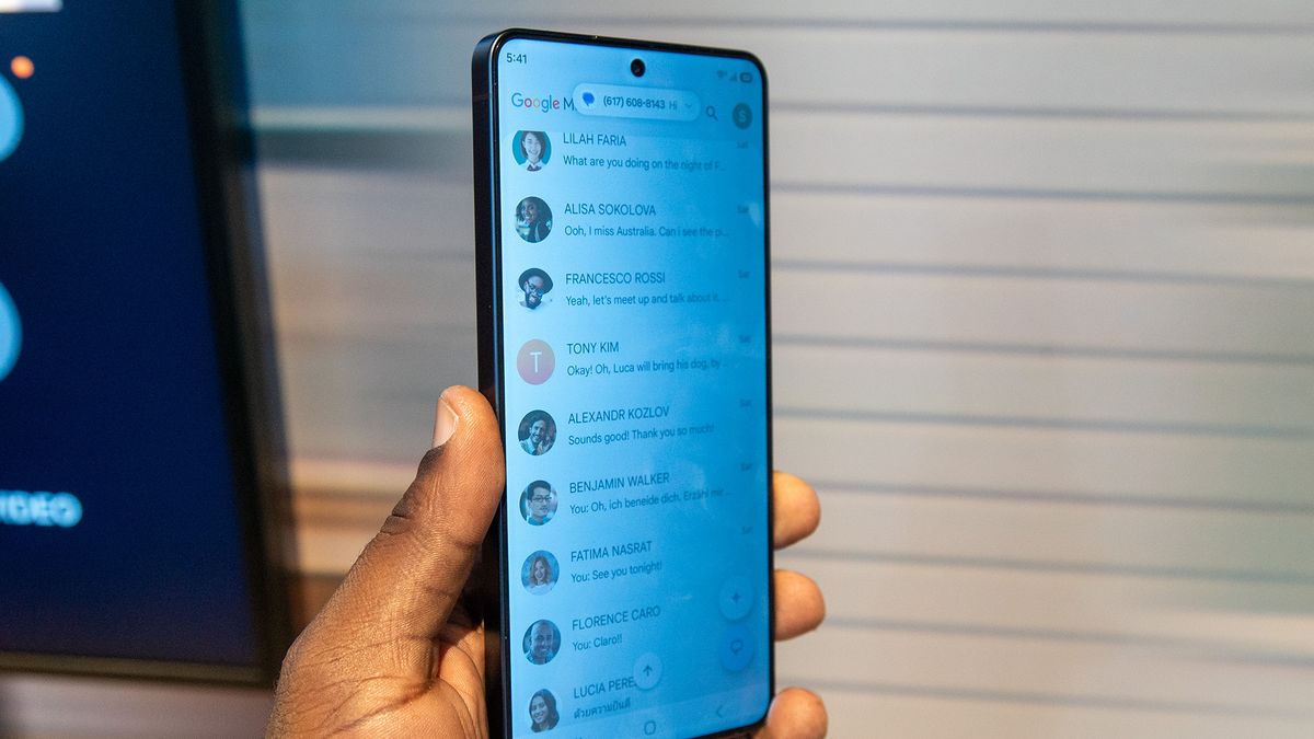 How Google Messages looks at an angle with the Samsung Galaxy S26 Ultra's privacy display enabled