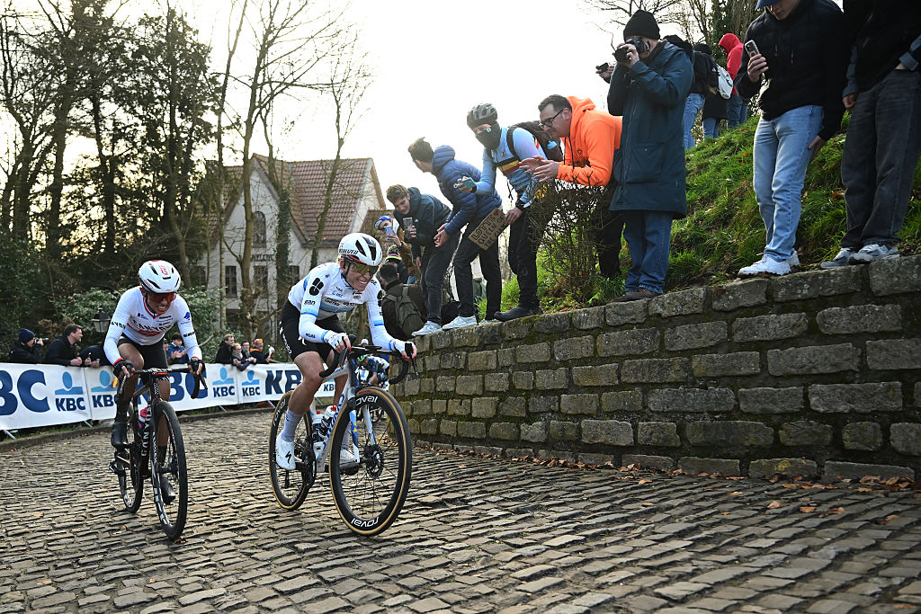 NIVONE, BELGIUM - FEBRUARY 28: (L-R) Kasia Niewiadoma of Poland and Team Canyon-SRAM and Demi Vollering of Netherlands and Team FDJ United - SUEZ compete in the breakaway passing through the Muur - Kapelmuur cobblestones sector during the 21st Omloop Het Nieuwsblad 2026, Women's Elite a 137.2km one day race from Ghent to Ninove / #UCIWWT / on February 28, 2026 in Ninove, Belgium. (Photo by Luc Claessen/Getty Images)