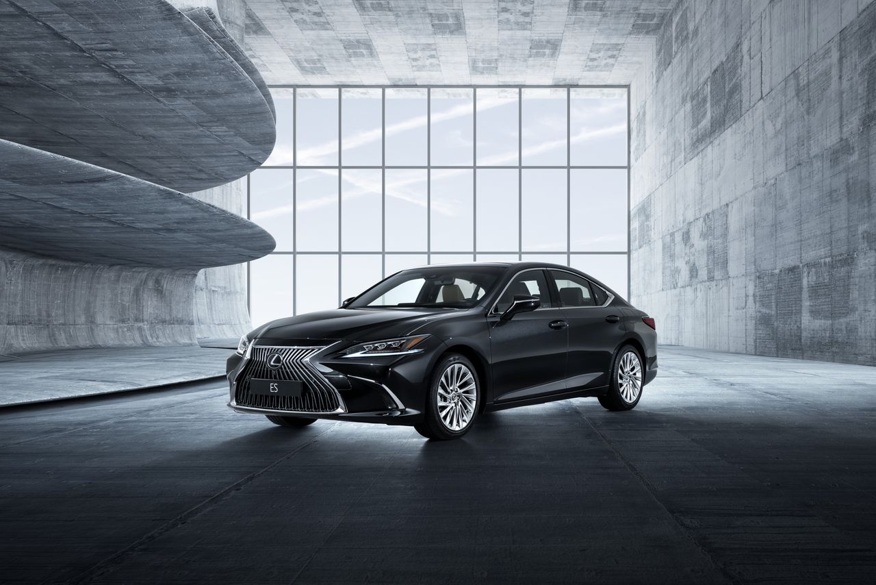 Front exterior view of Lexus ES saloon