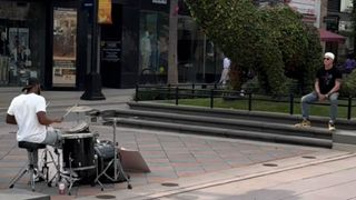 Chad Smith watches a busker playing RHCP