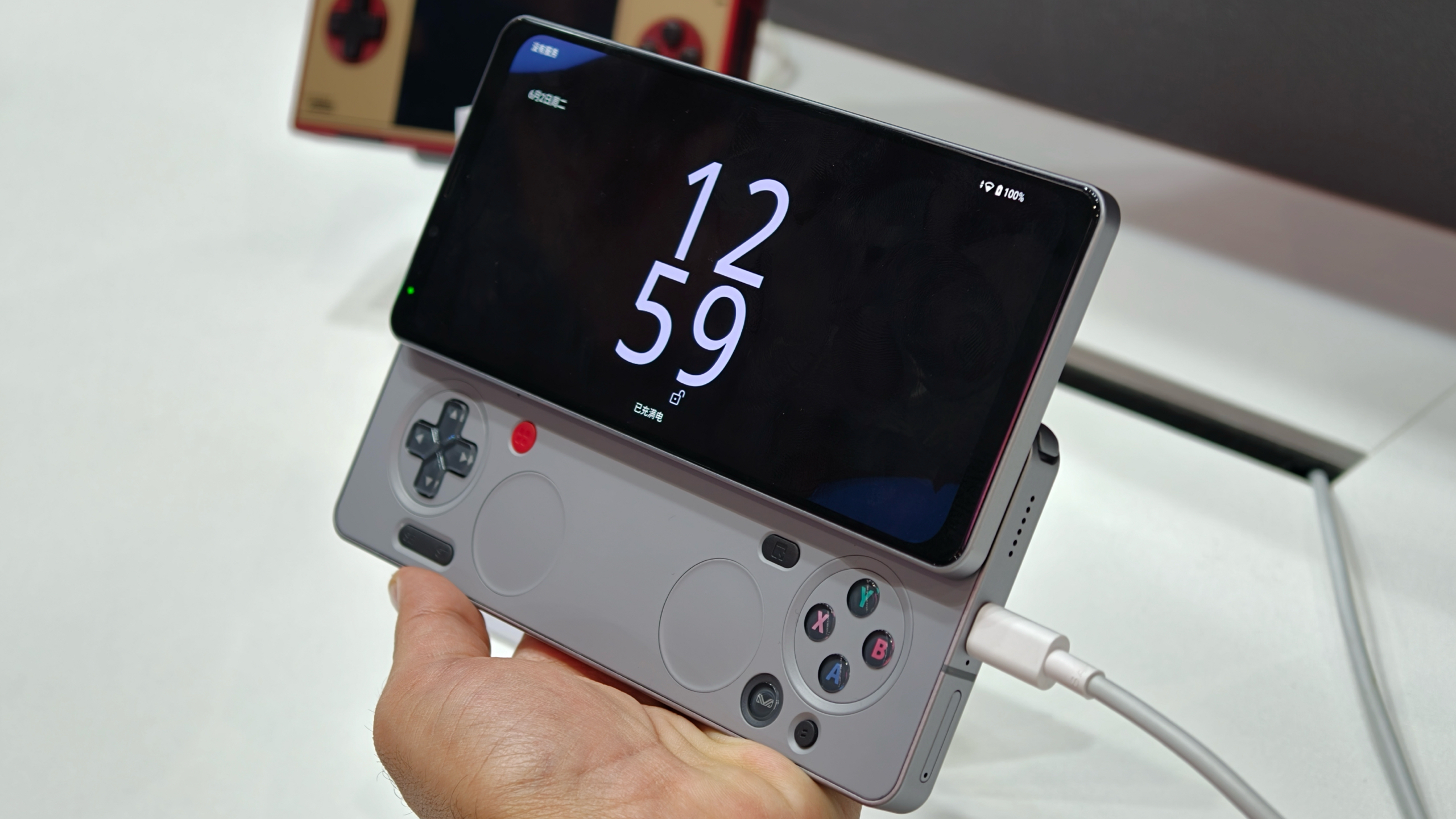 در Computex 2026 با Ayaneo Pocket Play عمل کنید