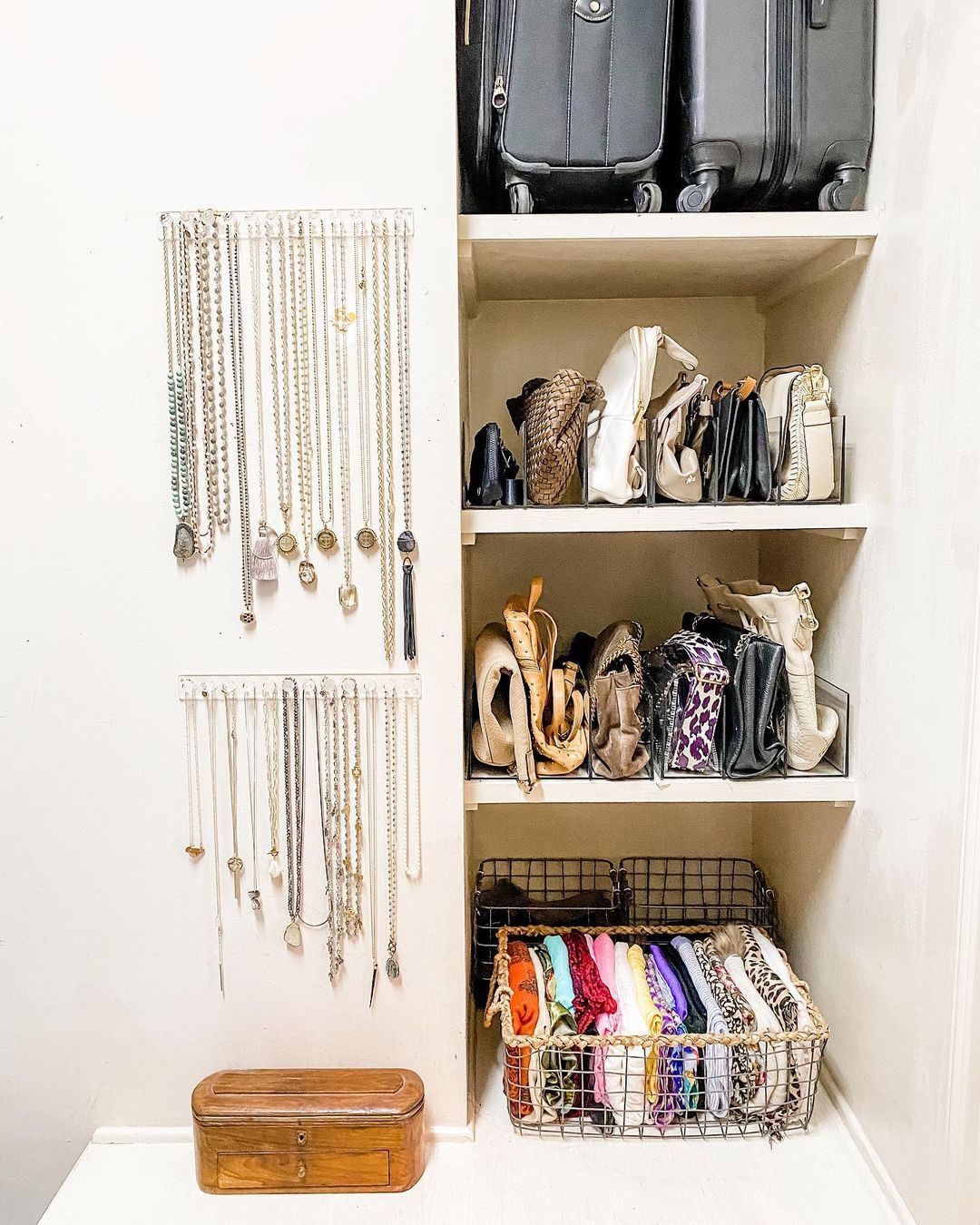 Rak dengan dompet terorganisir dan dinding perhiasan gantung