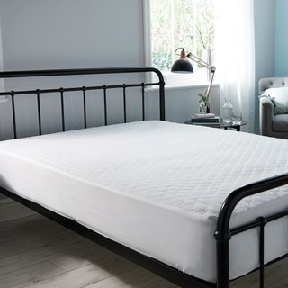 bedding with mega bounce mattress protector