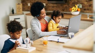 Familia usando un Chromebook