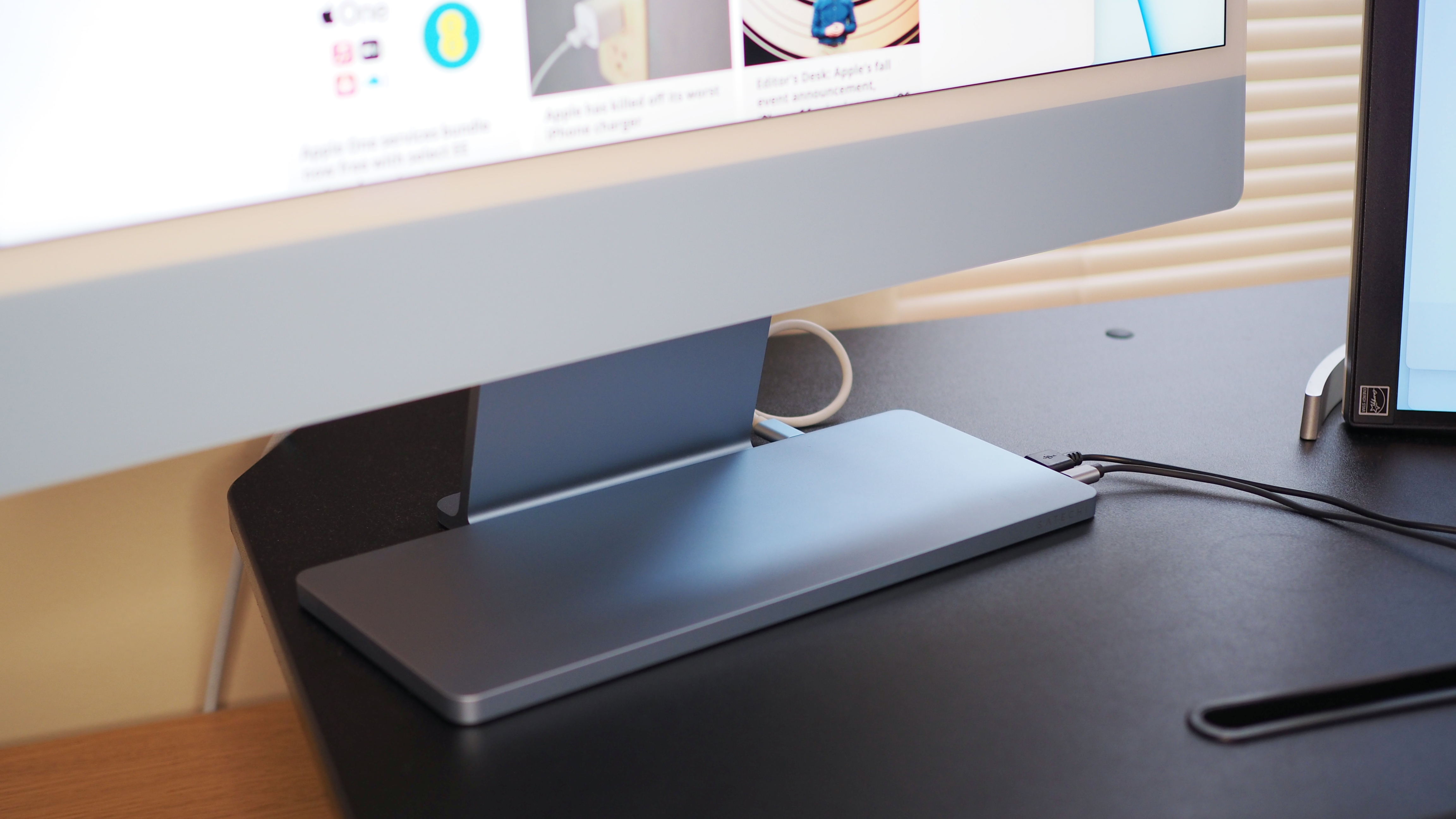 Ein blaues Satechi USB-C Slim Dock für iMac, verbunden mit einem iMac (2021)
