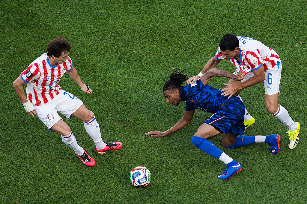 LINCOLN FINANCIAL FIELD, PHILADELPHIA, PENNSYLVANIA, UNITED STATES - 2026/07/04: Michael Olise (C) of France competes for the ball with Junior Alonso (R) and Matias Galarza of Paraguay during the FIFA World Cup 2026 round of 16 football match between Paraguay and France. France won 1-0 over Paraguay. (Photo by Nicol&ograve; Campo/LightRocket via Getty Images)