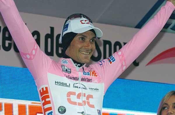 Ivan Basso (CSC) salutes from the podium