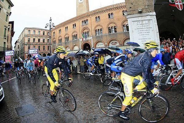 The peloton rolls out into a miserable morning in Treviso