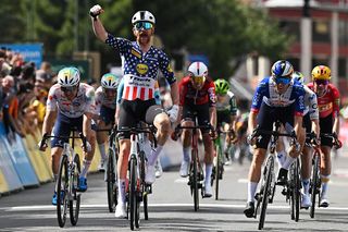 Tour Auvergne-Rhône-Alpes: Quinn Simmons blasts to victory on stage 4 from 10-rider breakaway with peloton breathing down their backs