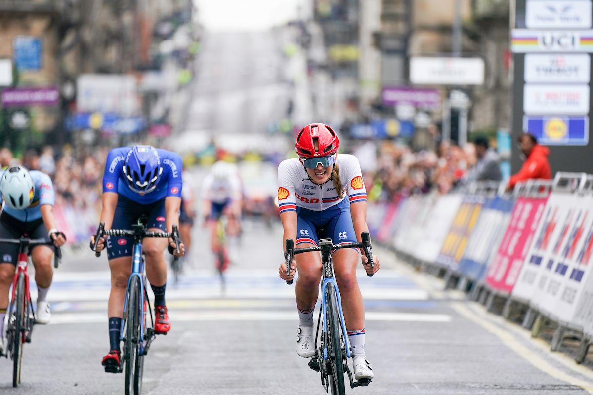 2023 Cycling World Championships: Great Britain&#039;s Cat Ferguson comes second in the Women&#039;s Junior Road Race in Glasgow