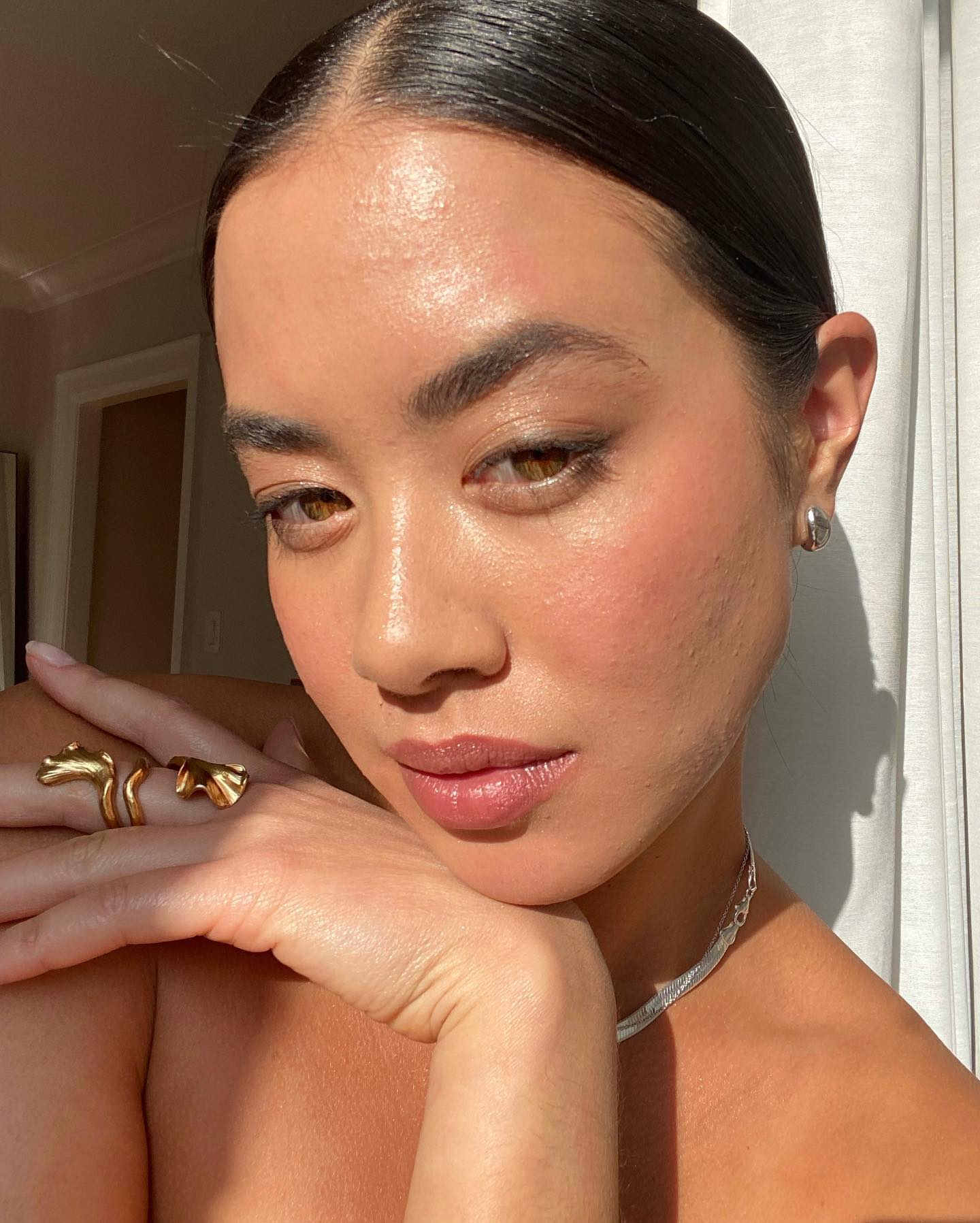 An image of @sasha.mei wearing one of the biggest summer jewellery trends for 2025.