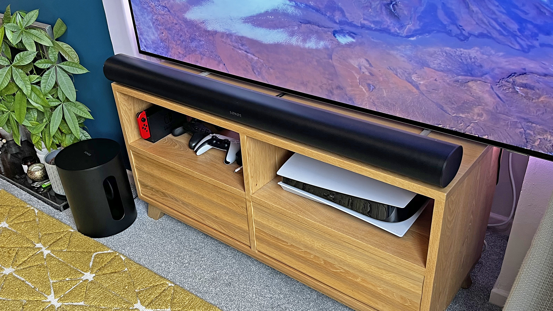 Sonos Sub Mini dans le salon avec Sonos Arc devant un téléviseur