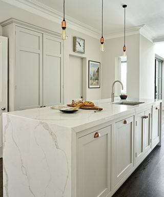 modern shaker kitchen with marble kitchen island