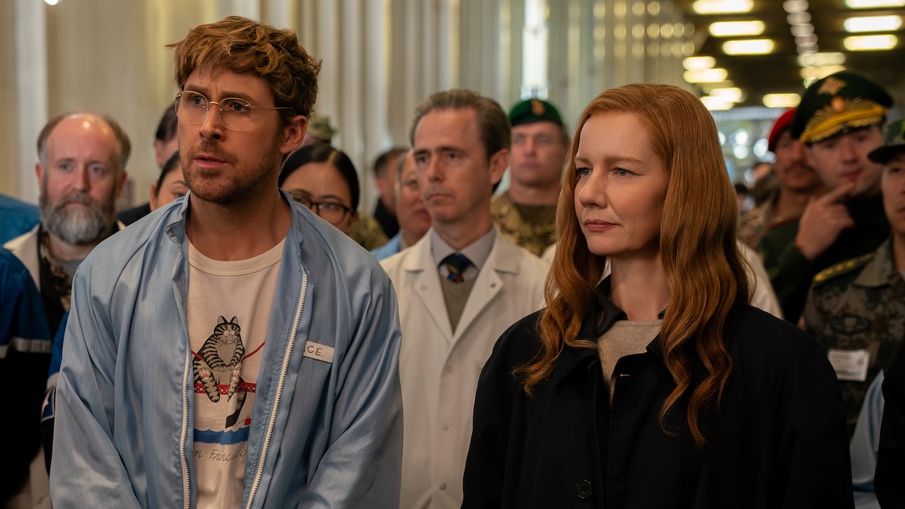 プロジェクト・ヘイル・メアリーでサンドラ・ハラーの隣に立つライアン・ゴズリング