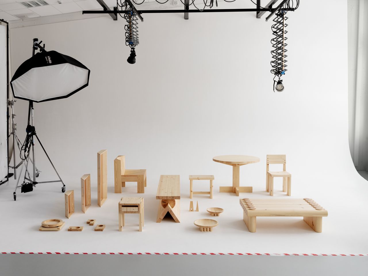 Wooden furniture pieces by Finnish design brand Vaarnii, among Rosa Bertoli&#039;s best furniture of 2021