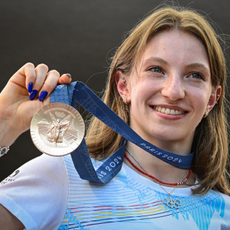 Ana Barbosu receives her bronze medal