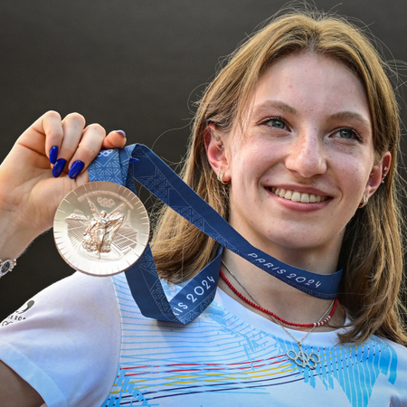 Ana Barbosu receives her bronze medal