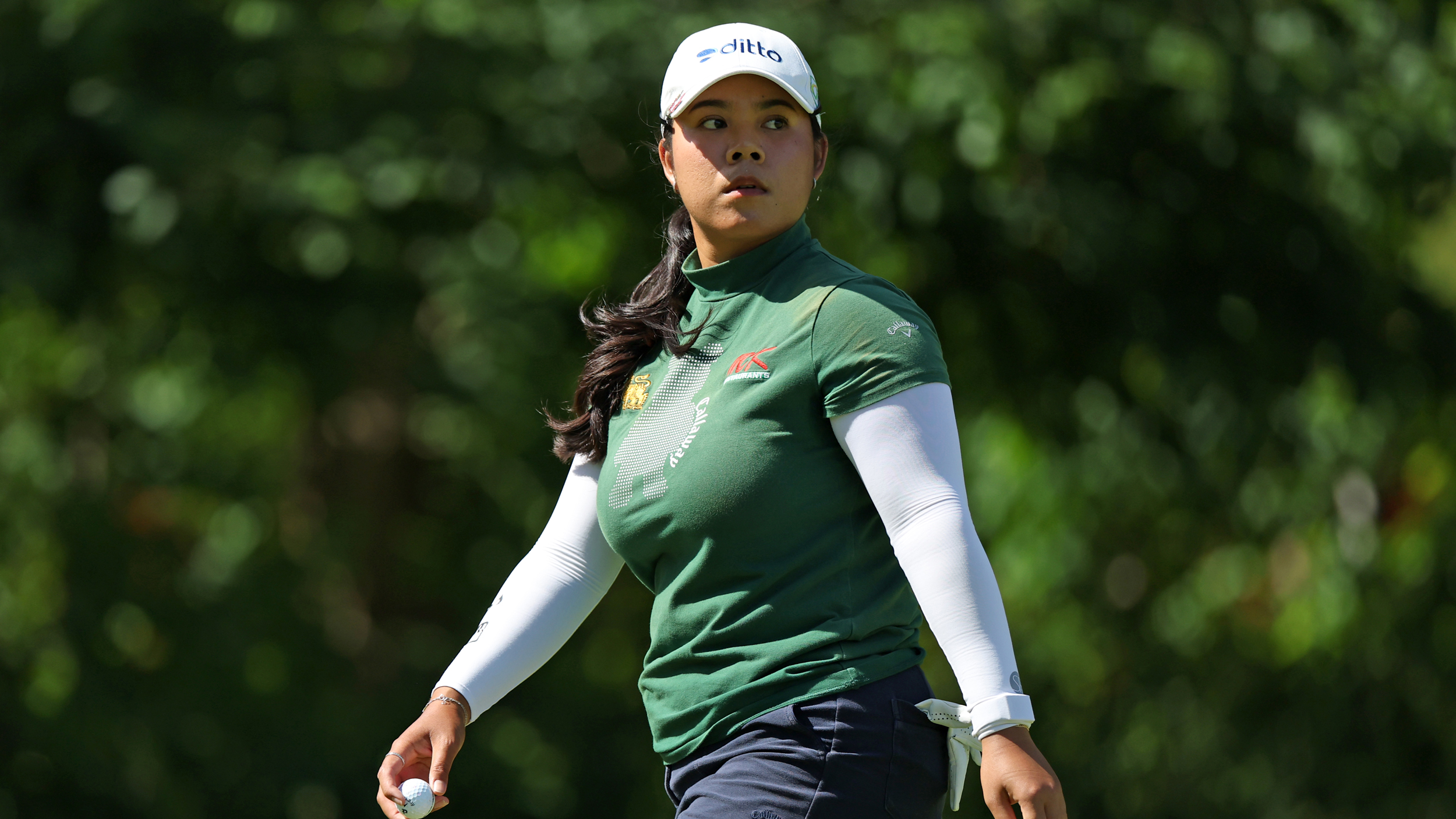 Arpichaya Yubol looking at something while walking on the LPGA Tour