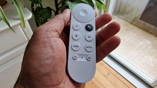 En hånd holder fjernbetjeningen til Chromecast med Google TV
